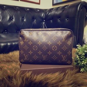 ⛔️SOLD⛔️Authentic Louis vuitton Trousse 23